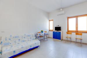 a living room with a bed and a table and chairs at Casa Simo in Porto Alabe