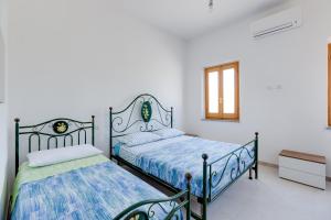 a bedroom with two beds and a window at Casa Simo in Porto Alabe