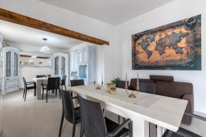 a dining room and living room with a table and chairs at Villa Giovanna in Sorso