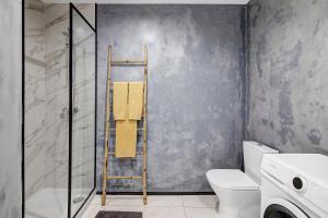 a bathroom with a towel rack and a toilet at Mi Casa Es Su Casa Nº2 in Albufeira +12 photos