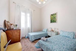 a bedroom with a bed and a couch and a window at Vista Alegre 22 A in El Paso