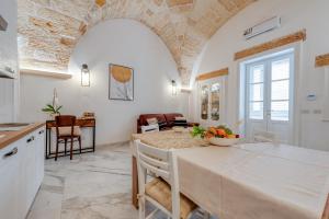 a kitchen and dining room with a table and chairs at Rosy Maison in Squinzano