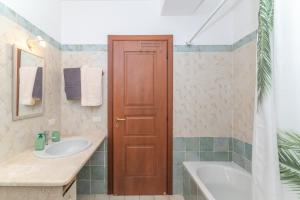 a bathroom with a sink and a toilet and a tub at Le Giare in La Maddalena +15 photos