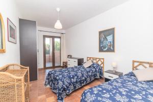 a bedroom with two beds and a window at Le Giare in La Maddalena