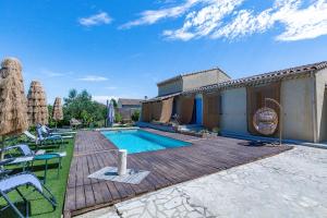 a villa with a swimming pool in a yard at Maison dans la Drôme Piscine privée in Montélimar