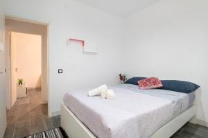 a bedroom with a bed with two towels on it at Piso Leon y Castillo in Arrecife