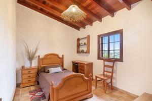 a bedroom with a bed and a desk and a chair at Retiro Canario in Santa Brígida