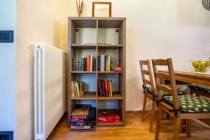 a book shelf filled with books next to a table at Maso Rapunzel in Peio