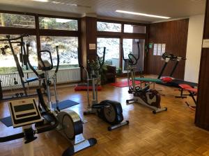 a gym with several treadmills and exercise bikes at Ferienwohnung 109 Schwarzwald in Schönwald