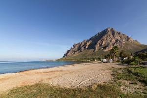 a beach with a mountain in the background at Da Giovanni A Custonaci in Custonaci