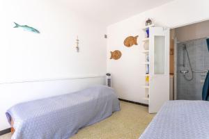 a bedroom with two beds and a shower at Villa de la brune in Bormes-les-Mimosas