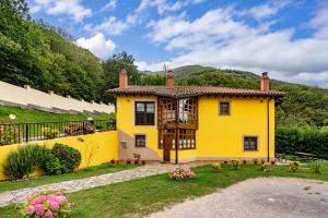 ein gelbes Haus mitten in einem Hof in der Unterkunft Socastillo A in Fresnedo