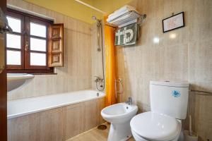 ein Badezimmer mit Toilette, Badewanne und Waschbecken in der Unterkunft Socastillo A in Fresnedo + 15 Fotos