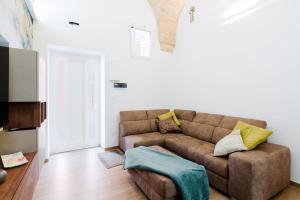 a living room with a brown couch in a room at Casa Ninì in Galatone