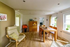a living room with a table and a dining room at Rosen Hus in Pellworm