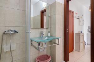 a bathroom with a sink and a shower at Casa De Pardal in Quarteira +12 photos