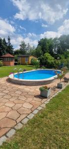 a swimming pool in the middle of a yard at Freundliche 50m² Ferienwohnung in Sonnenberg