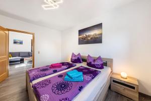 a bedroom with a purple bed with purple sheets at Freundliche 50m² Ferienwohnung in Sonnenberg