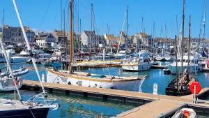 a bunch of boats docked in a harbor at Appartement T2 face à la mer in Saint-Vaast-la-Hougue