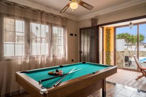 a pool table in a living room with a pool table at Villa María in Tinajo
