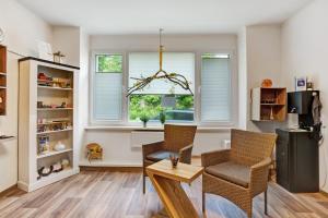 a living room with a table and chairs and a window at Ferienwohnung Deluxe in Radeberg