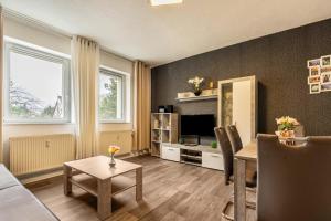a living room with a couch and a table at Ferienwohnung Deluxe in Radeberg
