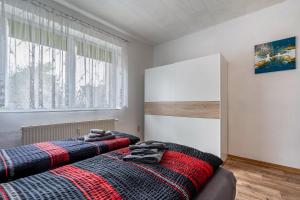 two beds sitting next to each other in a bedroom at Ferienwohnung Deluxe in Radeberg