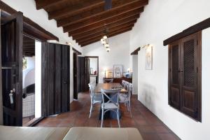a dining room with a table and chairs at Finca Mojito in Cómpeta