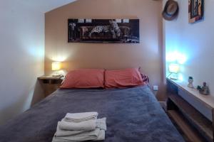 a bedroom with a bed with two towels on it at Le Lexa in Vindelle