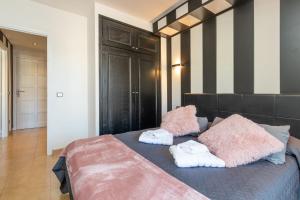 a bedroom with a bed with two towels on it at Salines in L'Estartit +12 photos