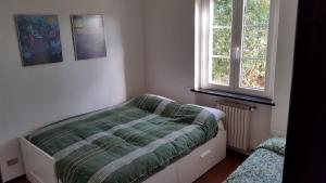 フィナーレ・リーグレにあるCollina e Mareの小さなベッドルーム(ベッド1台、窓付)