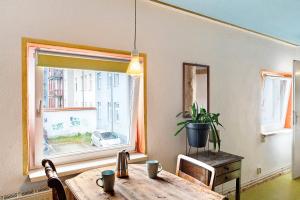 a dining room with a table and a window at Fuchsbau In Der Ktv in Rostock