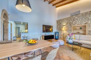 a living room with a table and a couch at Las Naranjas in Muro