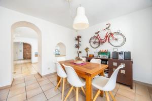 a dining room with a table and a bike on the wall at Cal Rei in Inca