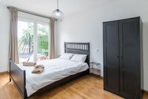 a bedroom with a bed and a large window at Surf House Gama in Gama