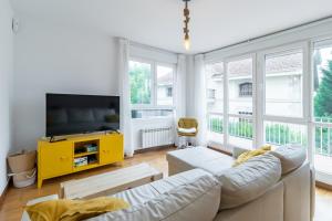 a living room with a couch and a tv at Surf House Gama in Gama