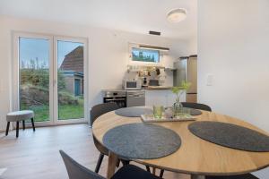 a dining room with two tables and a kitchen at Unterkunft für Messen und Freizeit in Hemmingen +16 photos