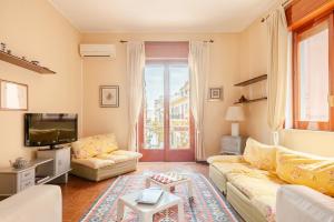 a living room with a couch and a tv at Kina House in Marsala