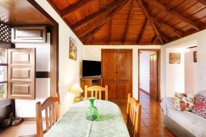 a living room with a table and a couch at El Morro in Tijarafe