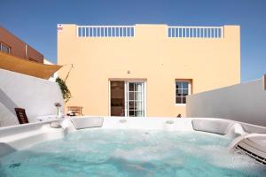 a hot tub in the backyard of a house at Apartamento El Naranjo con jacuzzi in Tarajalejo