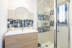 a bathroom with a sink and a shower at Ty Kervignon 1 - 2,5kms de la plage in Plobannalec-Lesconil +16 photos