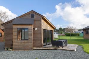 a tiny house on a wooden deck at Ty Kervignon 1 - 2,5kms de la plage in Plobannalec-Lesconil