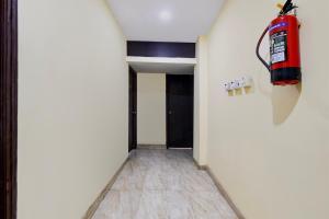 a room with a fire extinguisher on the wall at Hotel O New Alipore in Kolkata
