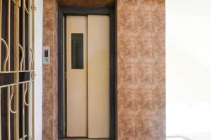 a door with a window in a building at Hotel O New Alipore in Kolkata