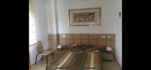 a bedroom with a bed and a picture on the wall at Escapada Ideal en Oropesa in El Borseral +2 photos