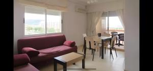 a living room with a couch and a table at Escapada Ideal en Oropesa in El Borseral
