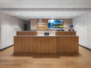 an office lobby with a reception desk and a waiting room at Hampton Inn Warrenton, Va in Warrenton +33 photos