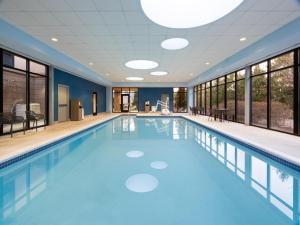 a swimming pool with blue water in a building at Hampton Inn Warrenton, Va in Warrenton