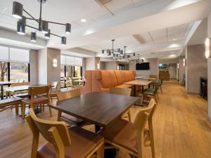 a dining room with tables and chairs at Hampton Inn Warrenton, Va in Warrenton