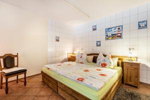 a bedroom with a bed and a chair in it at Ferienwohnung 'ole Bäckerei' in Delve